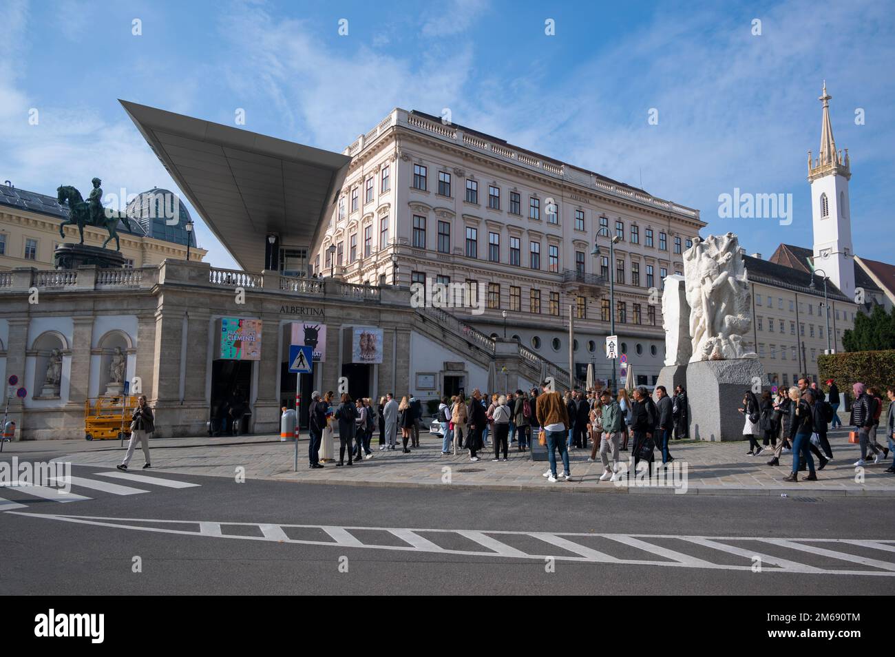Vue sur les touristes à l'extérieur du musée Albertina sur la place centrale principale de Vienne, Autriche. Banque D'Images