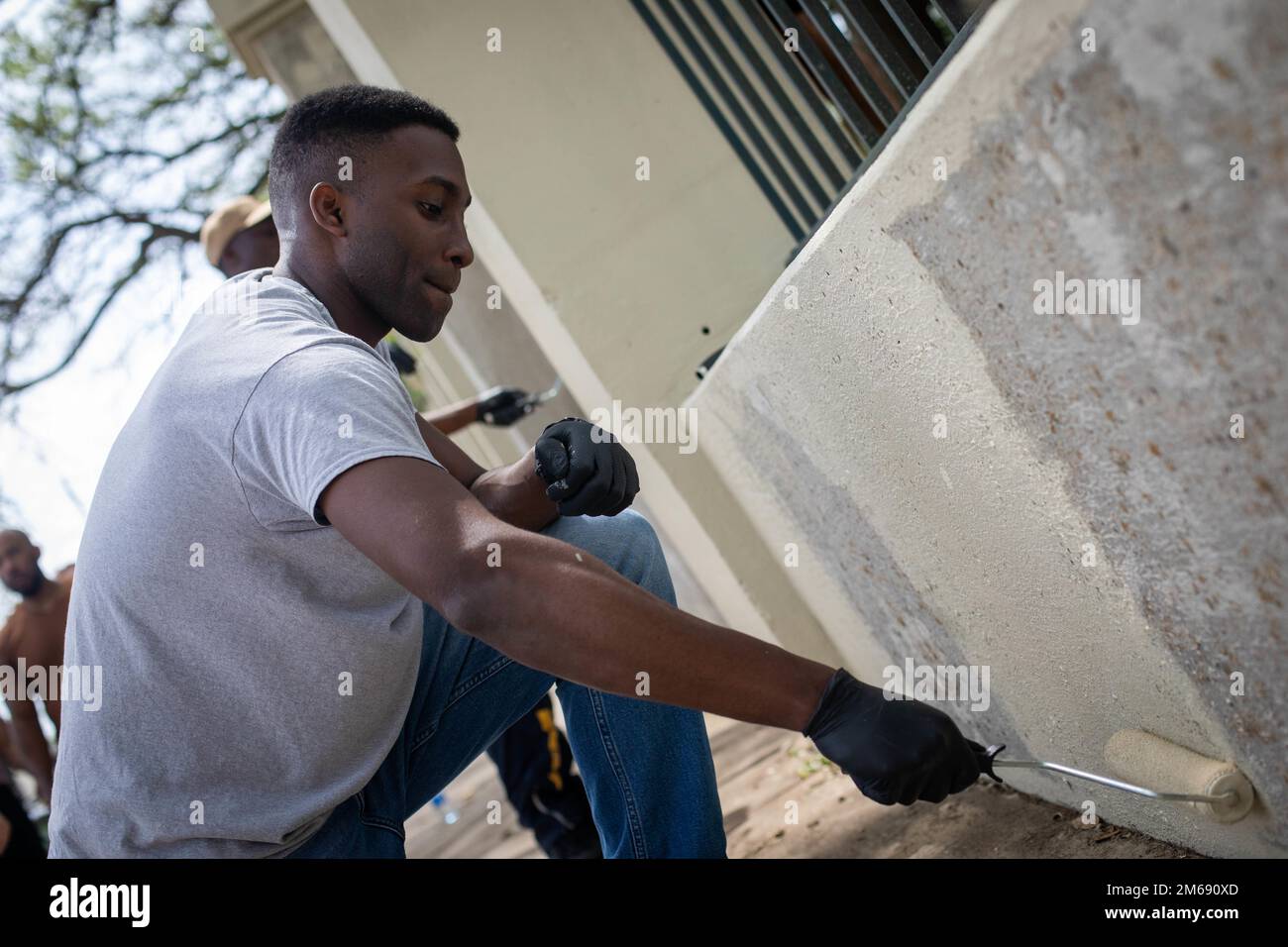 Le Cpl Eric Mitts, spécialiste administratif du Bataillon du quartier général de la Réserve des Forces maritimes, d’Augusta, Géorgie, repeint un bâtiment du parc pendant la semaine de la flotte de la Marine, la Nouvelle-Orléans, au terrain de jeu Carver, 20 avril 2022. Lorsqu'on lui a demandé quel était le but de son bénévolat, Mitts a déclaré : « Je voulais trouver un moyen d'aider une communauté. Je l'ai fait et j'ai fini par construire une camaraderie avec des marins. » La participation de la Marine dans l’un des quartiers les plus uniques du pays au centre-ville contribue à sensibiliser les dirigeants de la Nouvelle-Orléans et le grand public aux États-Unis La Marine est un outil efficace et vital de la défense nationale. Banque D'Images