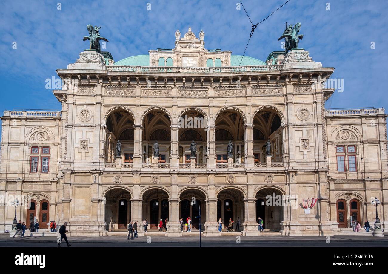 Vue sur la façade de Wiener Staatsoper, l'Opéra d'Etat de Vienne à Vienne, Autriche. Banque D'Images