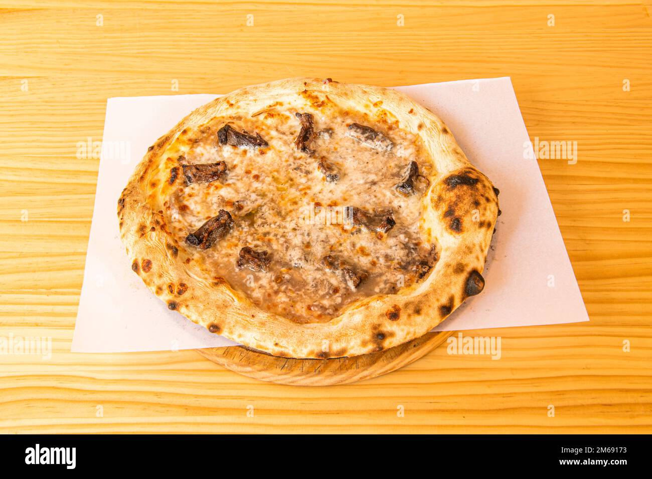 Pizza avec ragoût de queue d'aronde et fromage cuits dans un four en pierre Banque D'Images