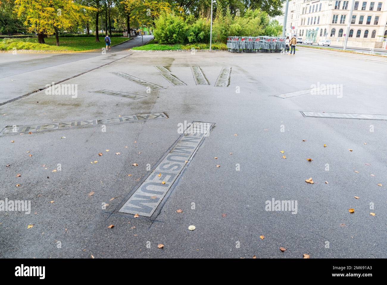 Panneaux indiquant leur adresse sur le sol de Karlsplatz à Innere Stadt ; Vienne, Autriche Banque D'Images