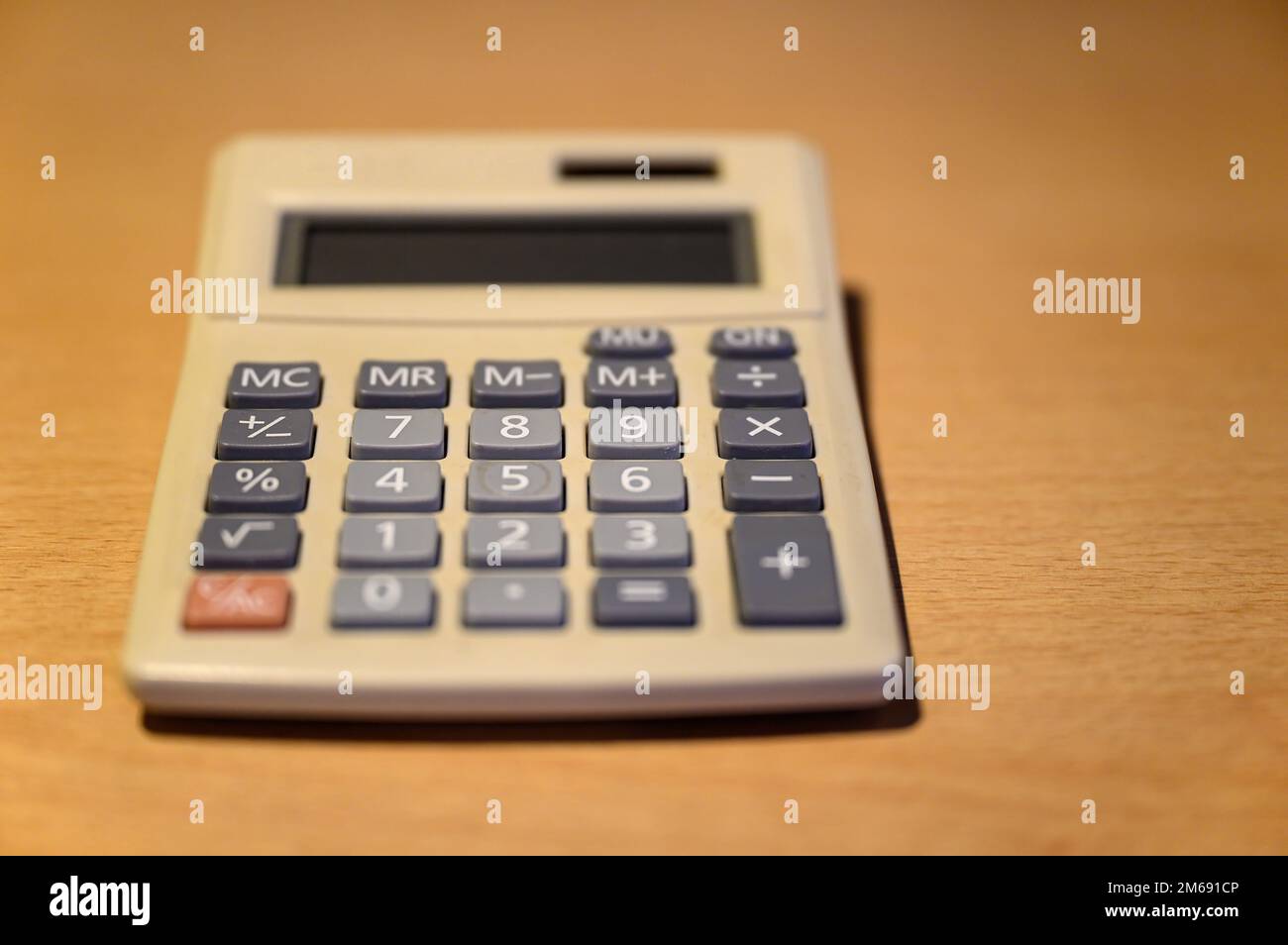Calculatrice électronique sur un bureau. Calculatrice de bureau solaire de base qui représente l'ancienne technologie. Concentrez-vous sur le numéro 8 avec une faible profondeur de champ. Pas de marque. Banque D'Images