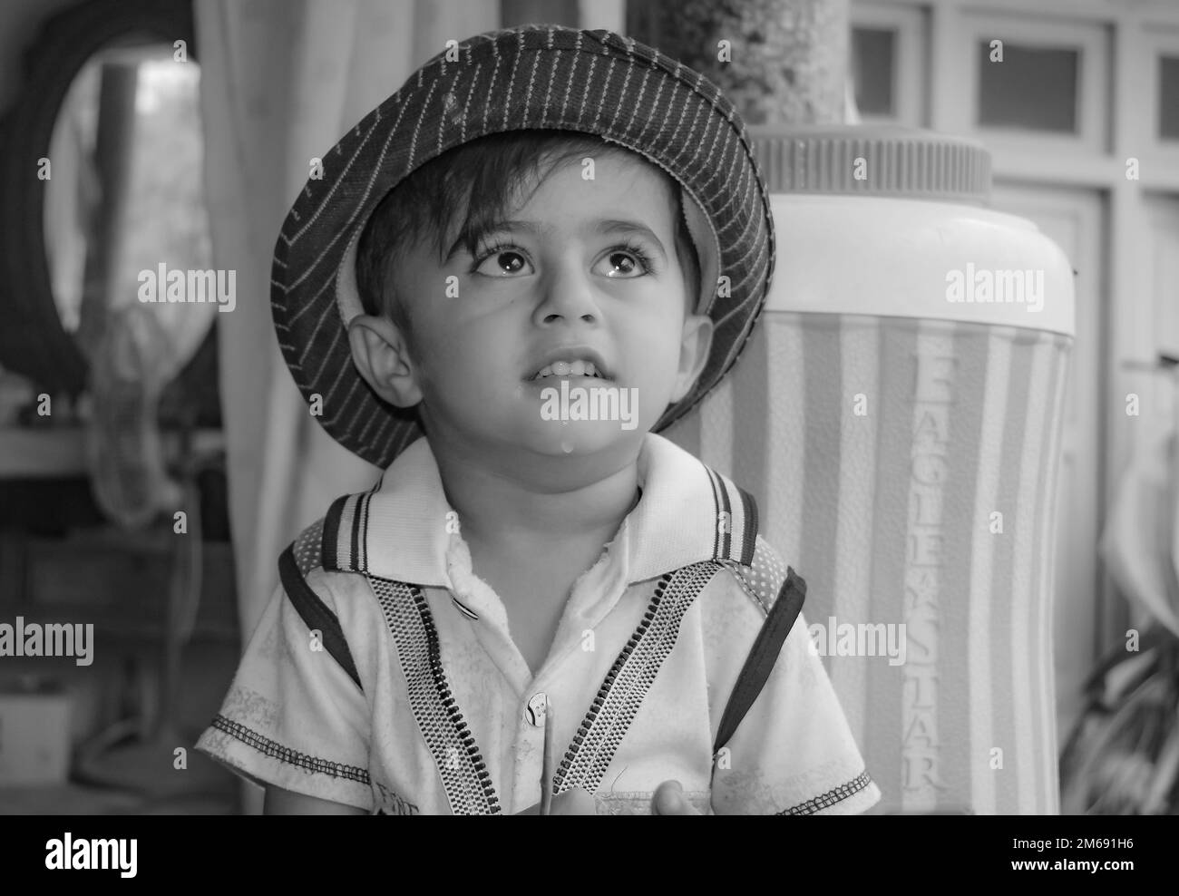Punjab, Pakistan- 5 janvier 2022 : magnifique portrait d'un adolescent pakistanais avec un arrière-plan flou. Gros plan sur l'image d'un garçon. Banque D'Images
