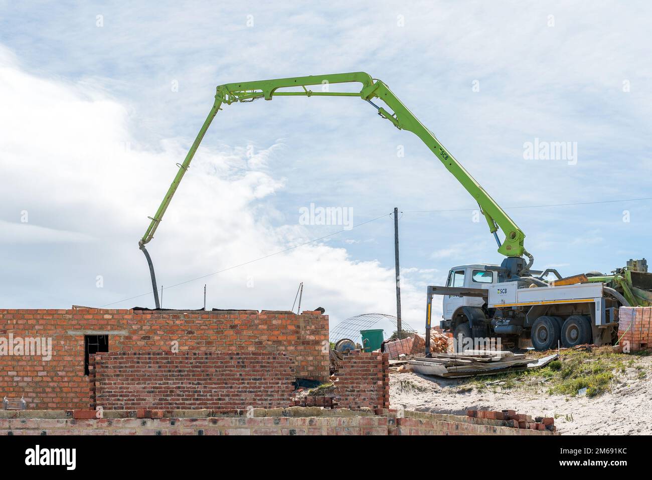 Suiderstrand, Afrique du Sud - 22 septembre 2022 : un camion à pompe à béton prêt à l'emploi sur un chantier de construction à Suiderstrand, un hameau de la Pa nationale d'Agulhas Banque D'Images