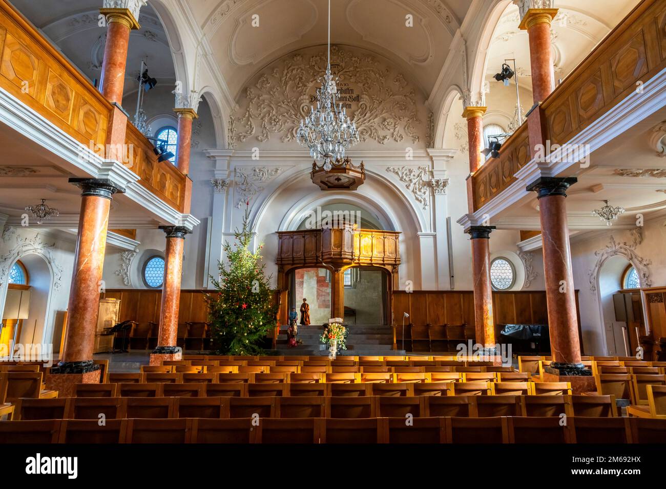 La nef vers l'abside dans l'église de Pierre, la plus ancienne église paroissiale de Zurich. L'Église évangélique réformée du canton de Zurich est l'une des Banque D'Images