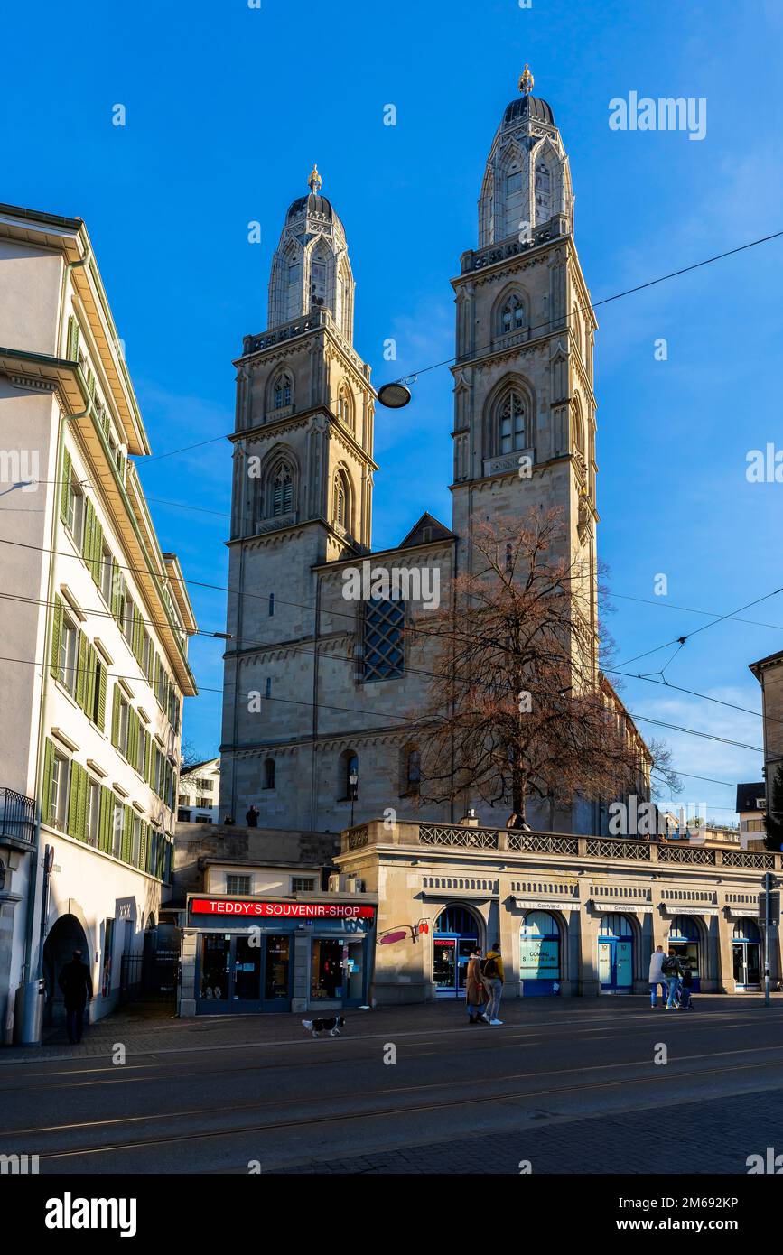Grossmünster vu de Münsterhof. L'église Grossmünster est une église protestante de style roman à Zurich, canton de Zurich, Suisse. Banque D'Images