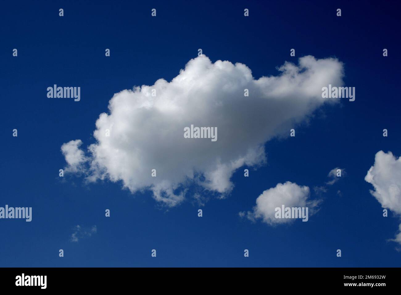 Nuage sur le ciel bleu foncé Banque D'Images
