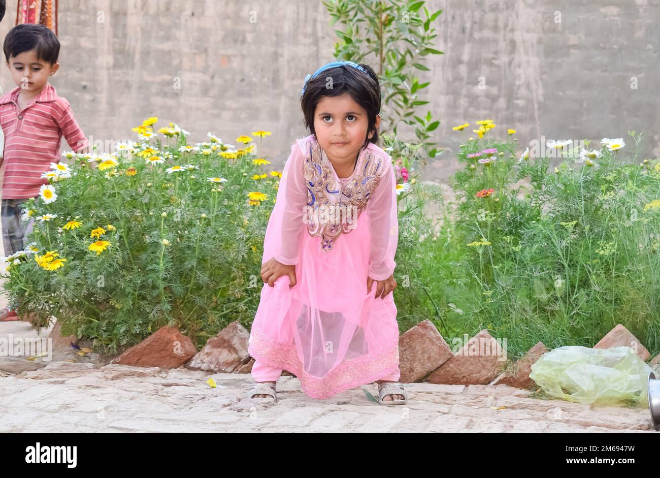 Punjab, Pakistan- 5 janvier 2023: Beau portrait d'une petite fille mignonne avec un arrière-plan flou et une mise au point sélective. Gros plan sur l'image d'une fille. Banque D'Images