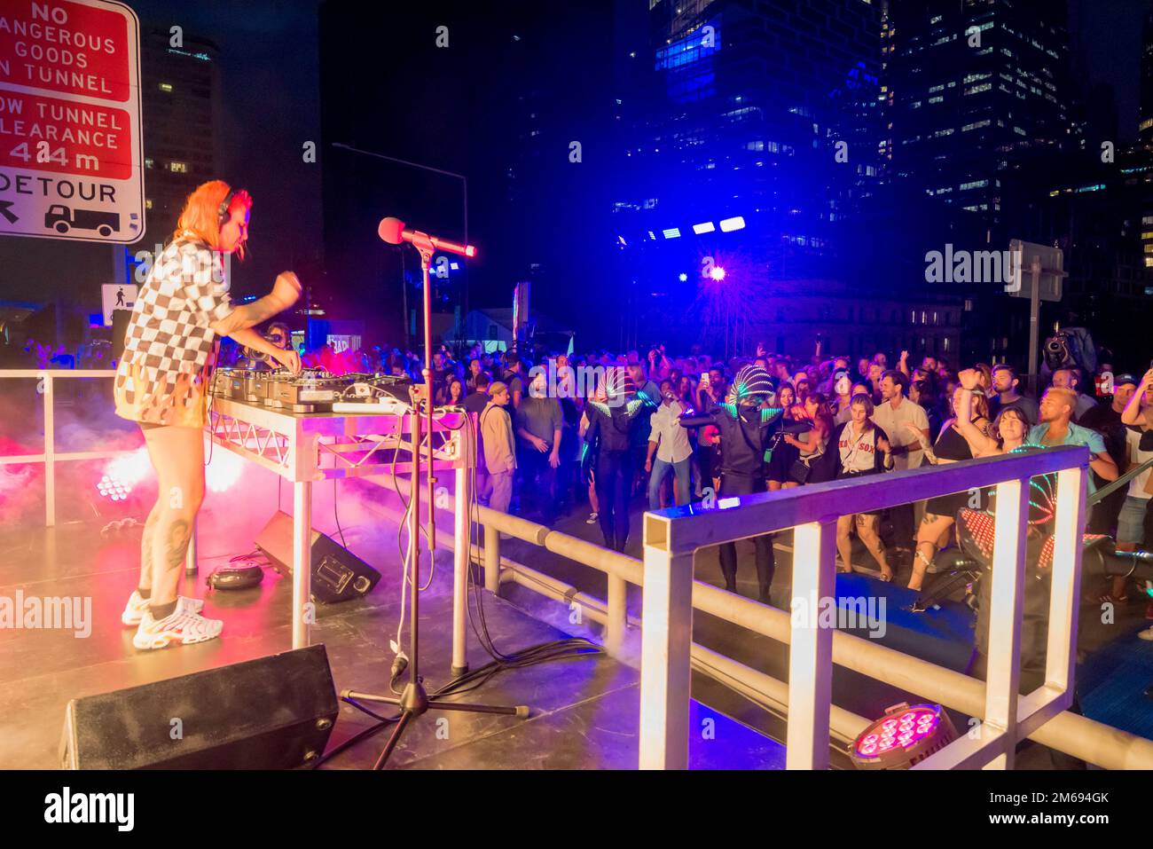 Sydney, Australie, 03 janvier 2023 : ELEVATE Sydney a ouvert ses portes ce soir et verra une fête culturelle et de divertissement de quatre jours (du 3 au 7 janvier) sur la Cahill Expressway avec une liste de musiciens et d'artistes de Sydney avec vue sur le port de Sydney. Normalement rempli de 4 voies de circulation, l'autoroute est fermée pour la durée et constitue une plate-forme idéale pour admirer le magnifique port de Sydney. Le programme se déroulera pendant la journée avec des divertissements et des divertissements pour toute la famille, suivis de concerts dans la nuit. Credit: Stephen Dwyer / Alamy Live News Banque D'Images