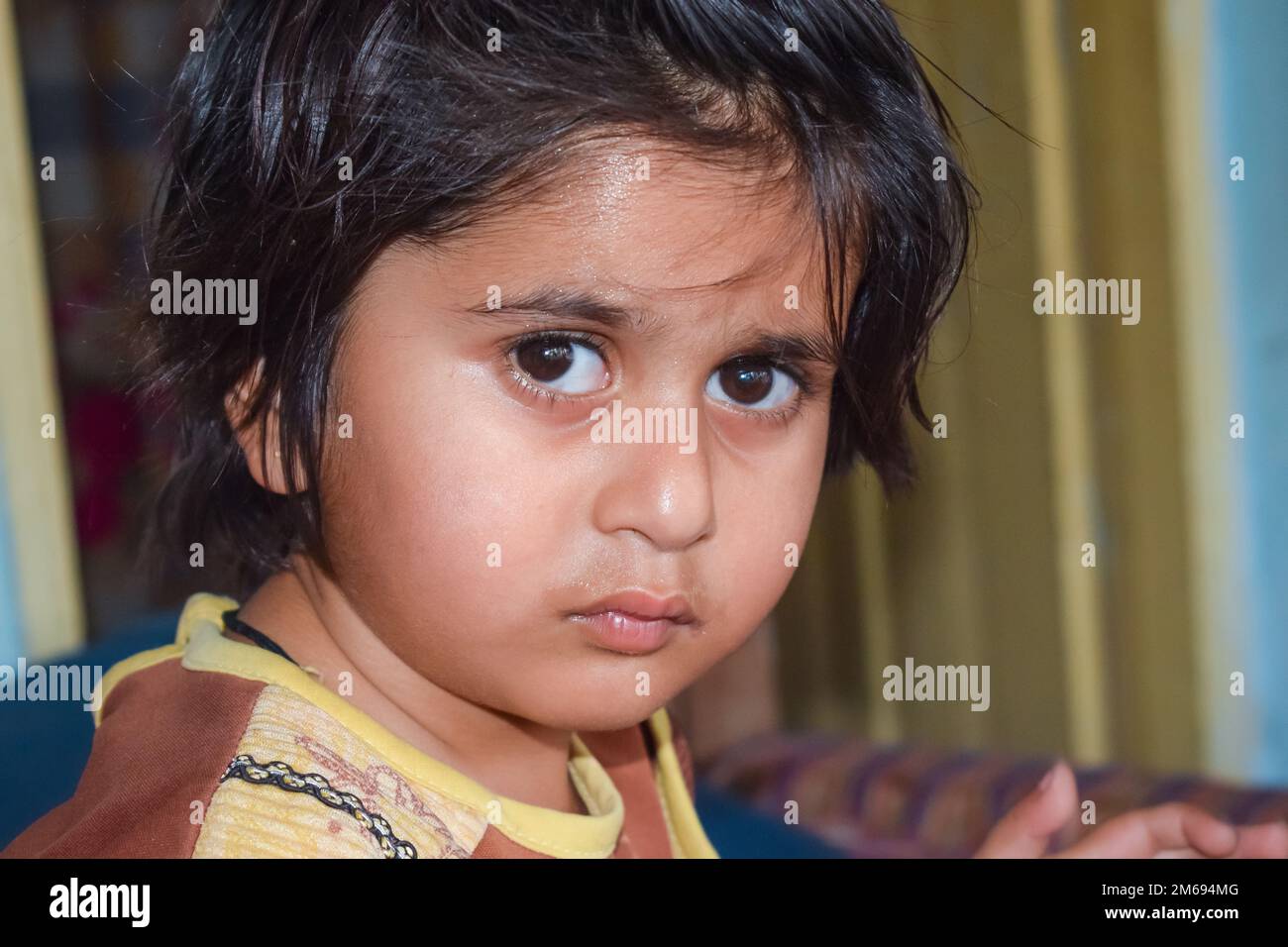 Punjab, Pakistan- 5 janvier 2023: Beau portrait d'une petite fille mignonne avec un arrière-plan flou et une mise au point sélective. Gros plan sur l'image d'une fille. Banque D'Images