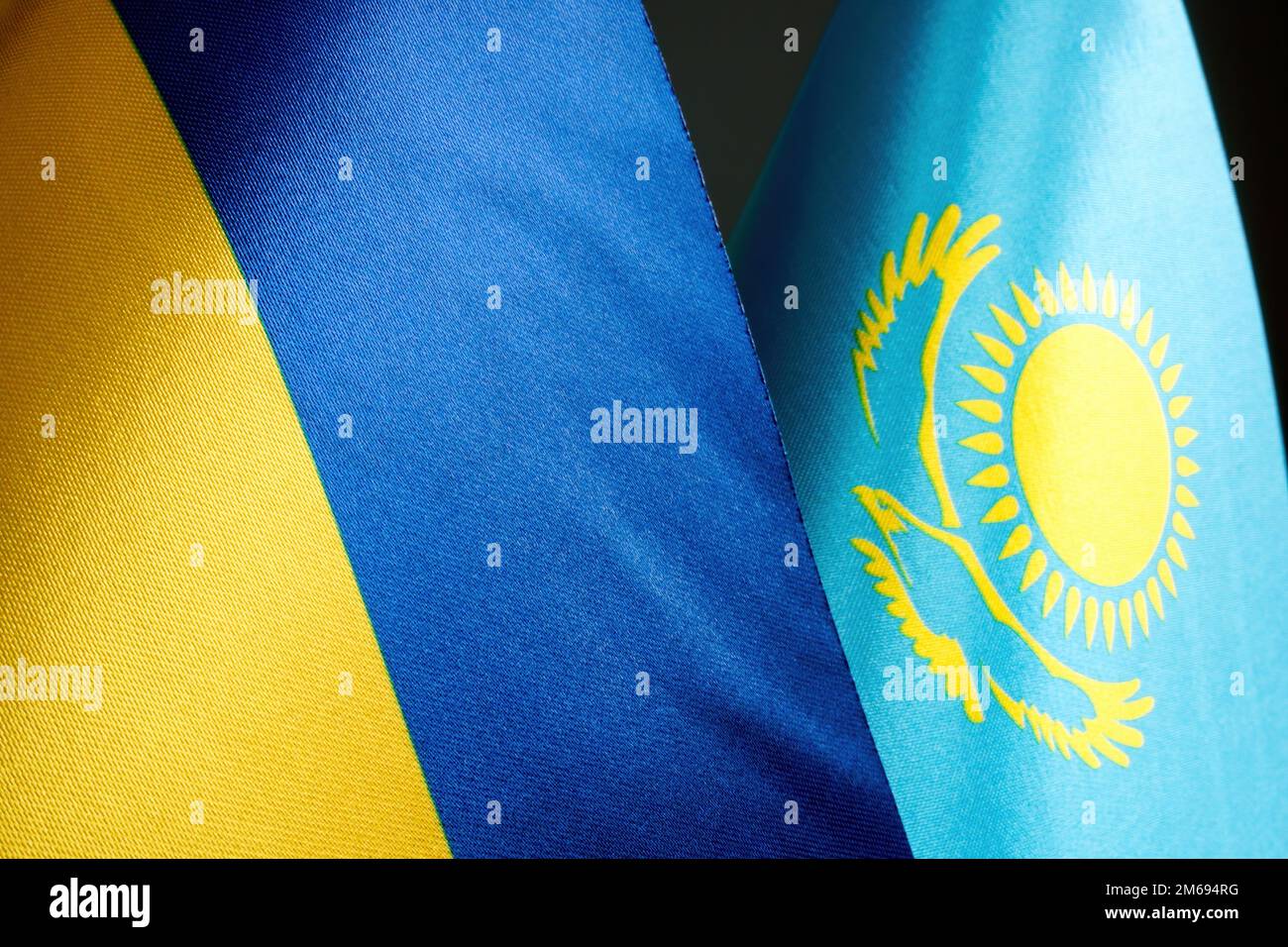 Près des drapeaux de l'Ukraine et du Kazakhstan. Banque D'Images