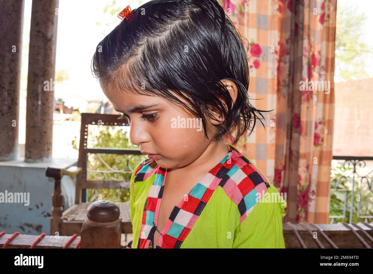 Punjab, Pakistan- 5 janvier 2023: Beau portrait d'une petite fille mignonne avec un arrière-plan flou et une mise au point sélective. Gros plan sur l'image d'une fille. Banque D'Images