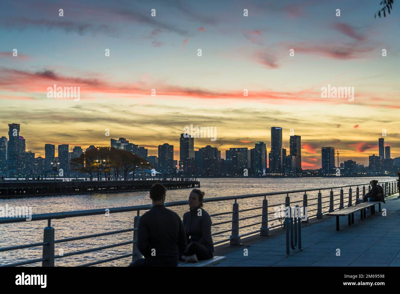 Vue sur l'Hudson River et le New Jersey depuis Lower Manhattan au coucher du soleil, New York City, États-Unis Banque D'Images
