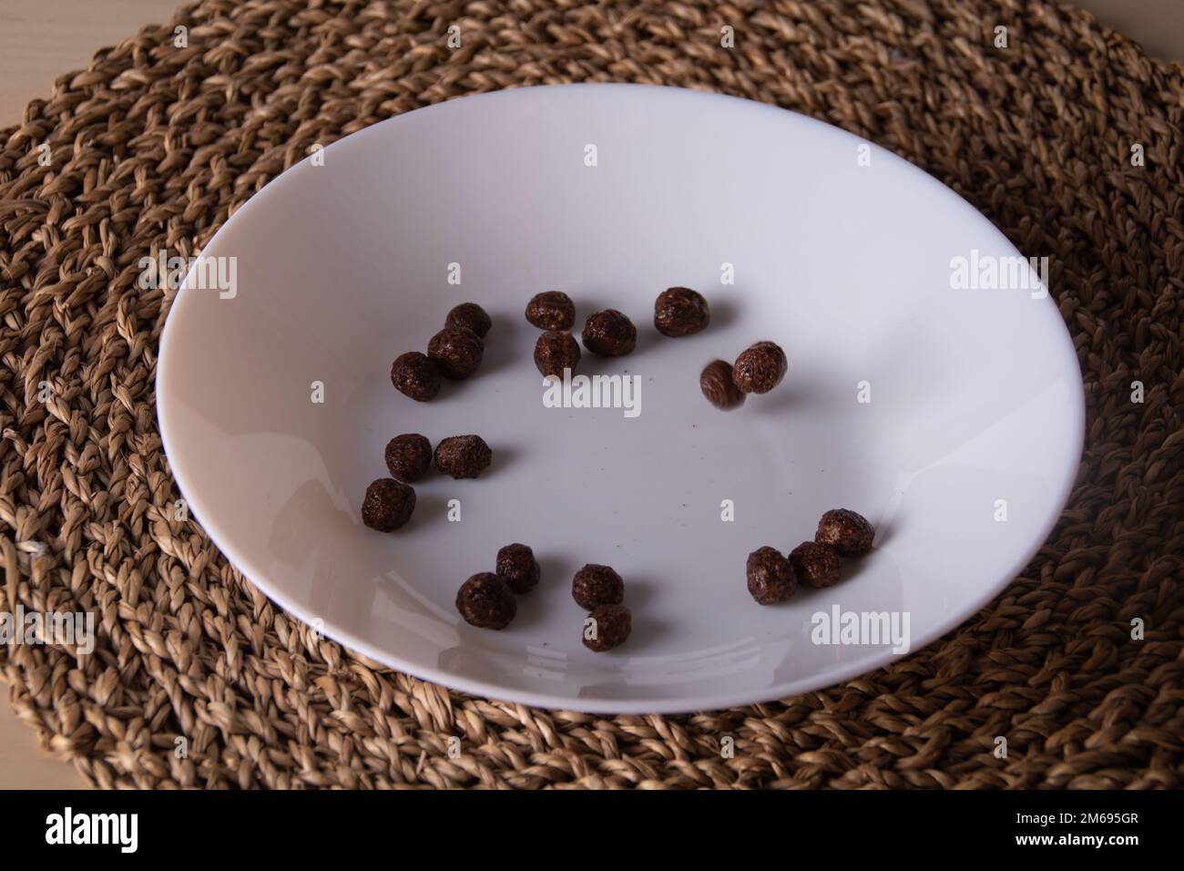 photo de plusieurs petites boules de chocolat sur une assiette blanche sur une base en osier Banque D'Images