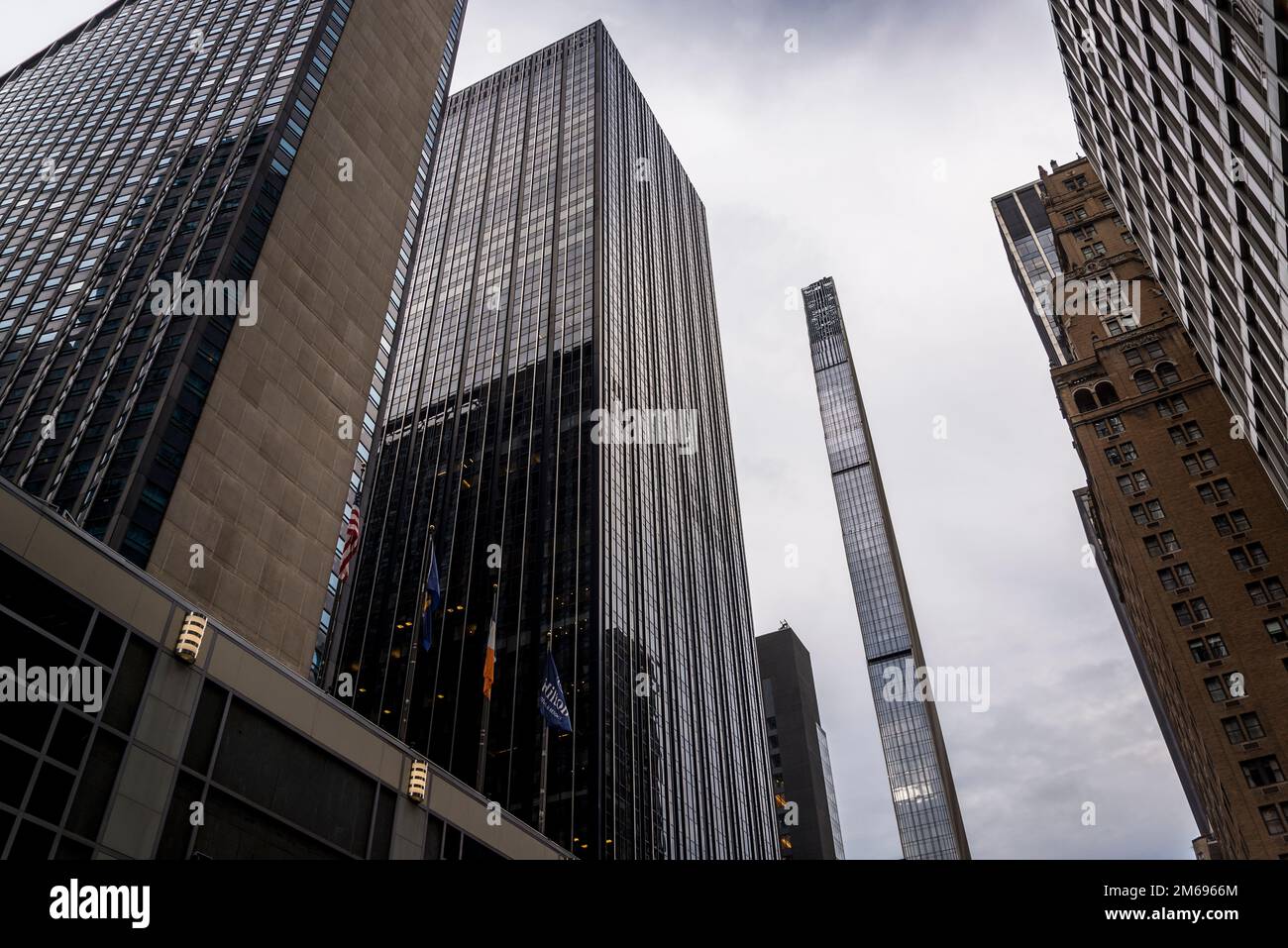 111 Ouest 57th gratte-ciel de rue par Shop Architectes, le plus petit gratte-ciel du monde, terminé en 2022. C'est une tour de condominium de luxe située Banque D'Images