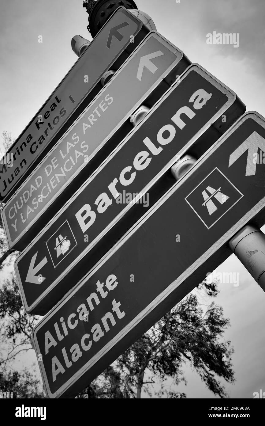 Barcelone - Alicante. Panneau de direction gros plan, Espagne. Photographie en noir et blanc Banque D'Images
