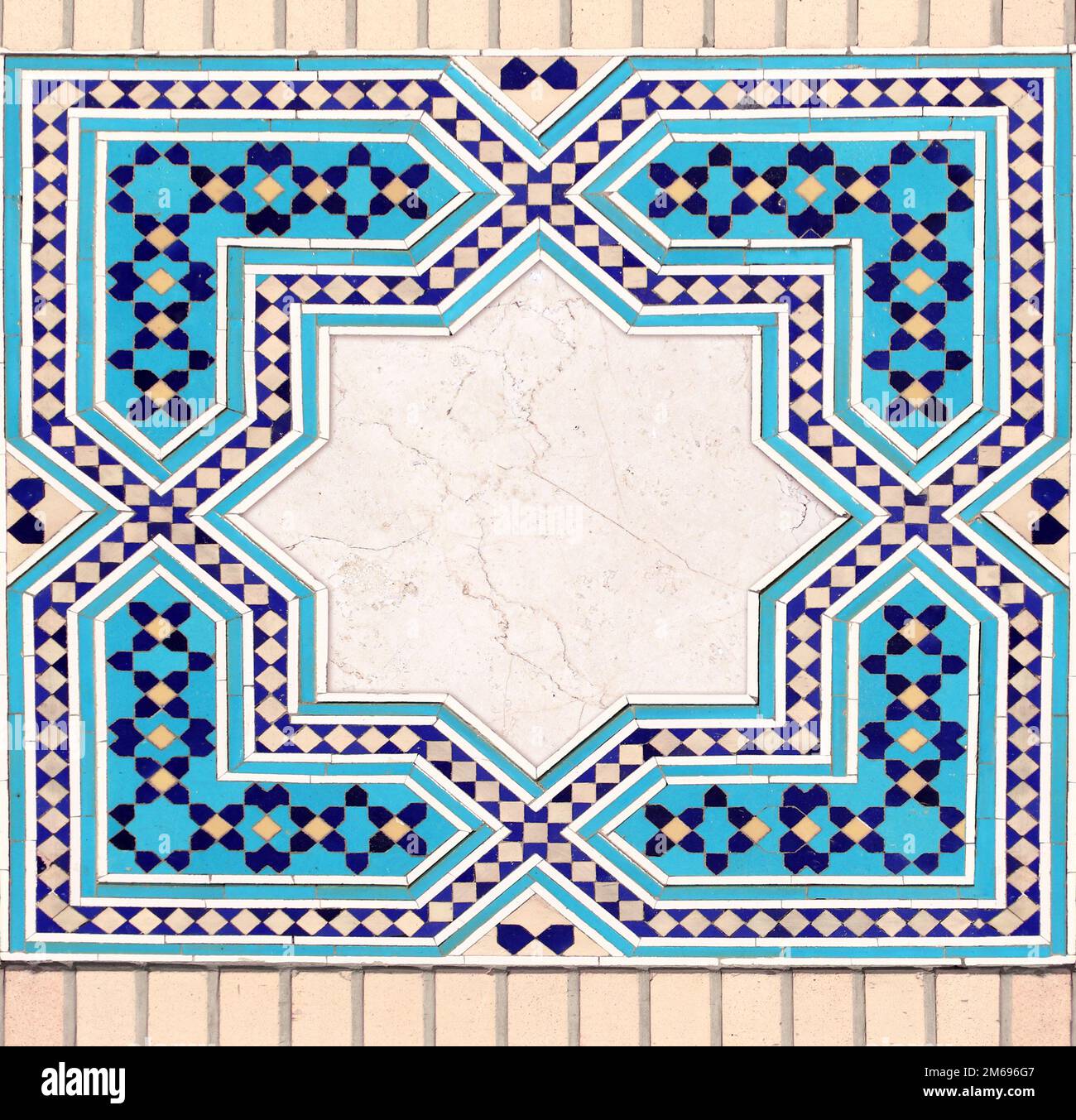 Détail de mur traditionnel persan mosaïque avec ornement géométrique, Iran. Cadre horizontal avec carreaux de céramique bleu, cian, marron et blanc. M Banque D'Images