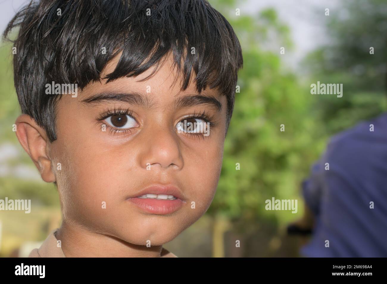 Punjab, Pakistan- 5 janvier 2022 : magnifique portrait d'un adolescent pakistanais avec un arrière-plan flou. Gros plan sur l'image d'un garçon. Banque D'Images