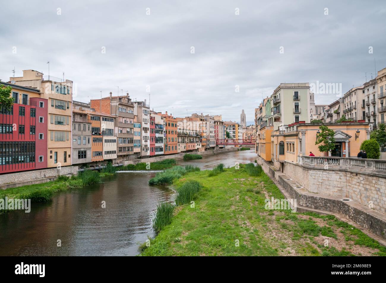 Les maisons sur la rivière Onyar avec cathédrale sur fond, Gérone, Catalogne, Espagne Banque D'Images
