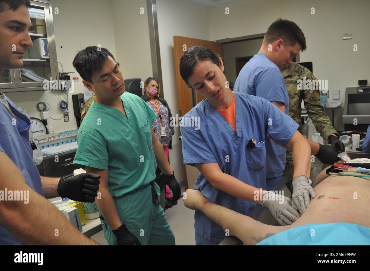 Grady Health System Interim Trauma Medical Director Dr. Jonathan Nguyen (Green Scrubs) montres Martin Army Community Hospital diplômé résident capt. Samantha Green insérer un tube thoracique pendant l'expérience de résidence en médecine familiale (FMRx), 20 avril. De gauche à droite sont également illustrés les Capts. Patrick Campbell et Kyle Warren. Banque D'Images