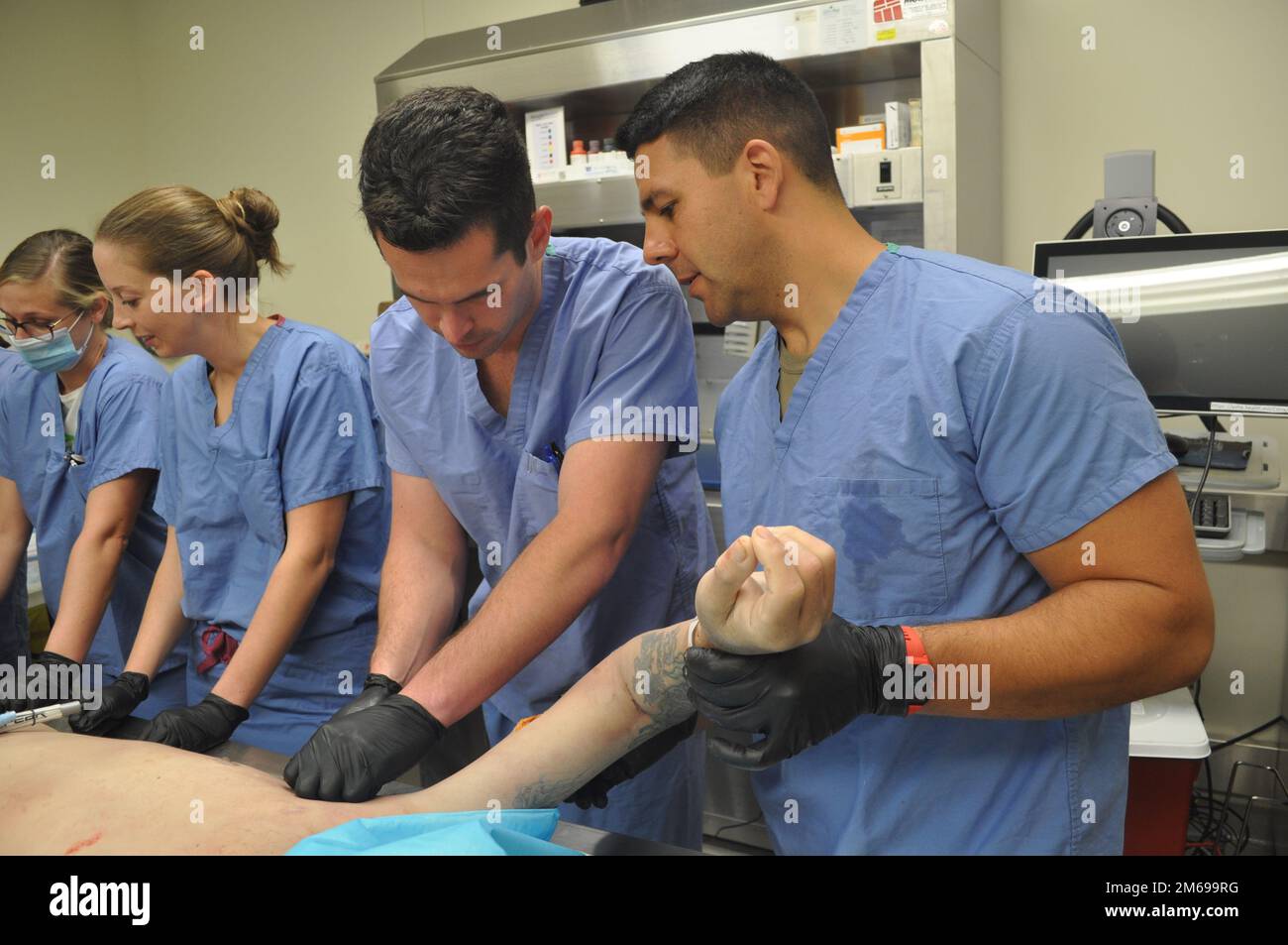 Martin le directeur de l'Hôpital communautaire de l'Armée de terre de médecine ostéopathique le Maj. Michael Aguilar a marché le Programme de résidence en médecine familiale diplômé du capt. Matthew Stewart par insertion d'un tube thoracique sur un cadavre dans le cadre de l'expérience de résidence en médecine familiale (FMRx), 20 avril. De gauche à droite, on retrouve également le capitaine résident en chef Shelby Sheider et le capitaine Victoria Hall. Banque D'Images