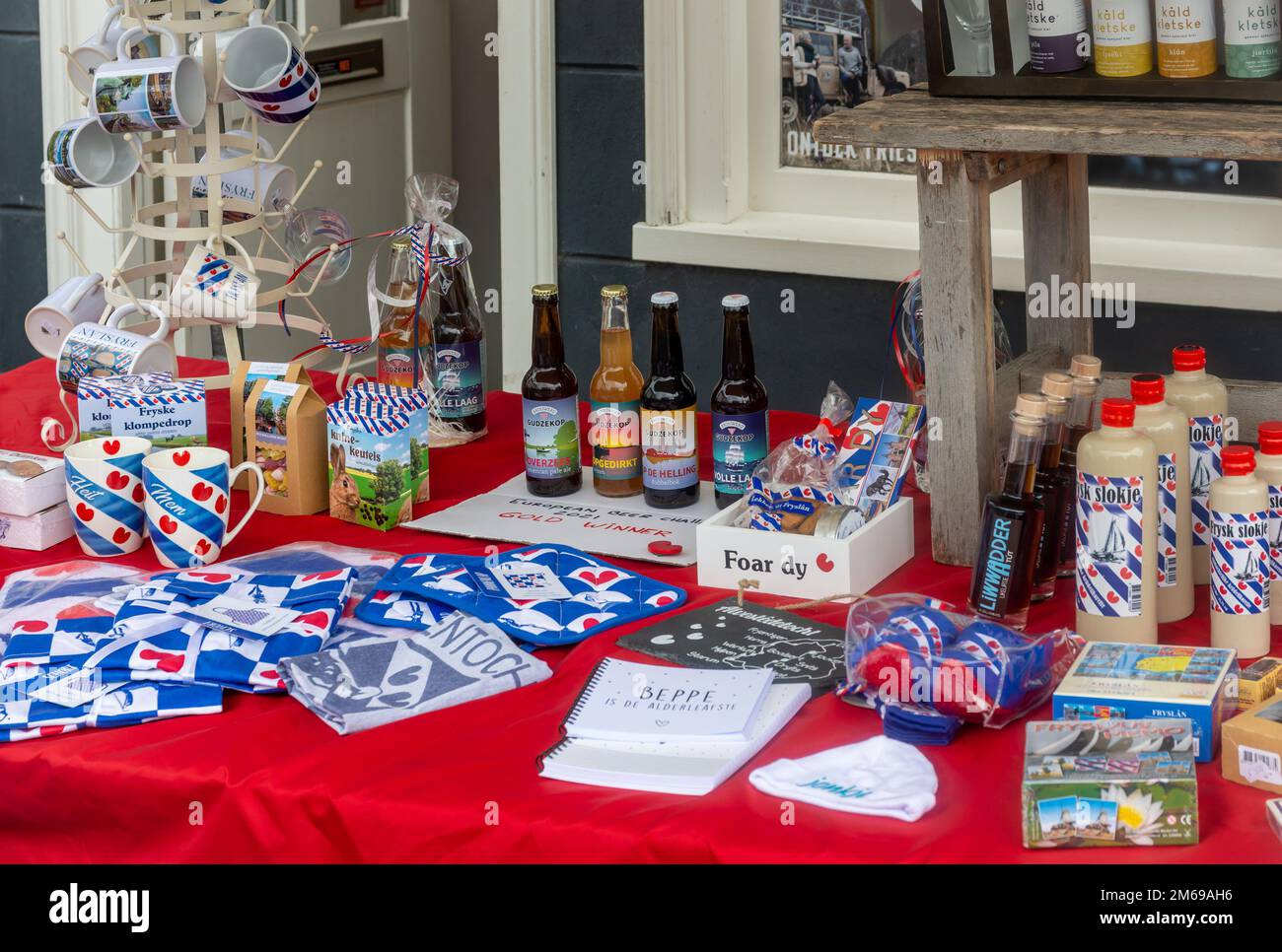 Leeuwarden, pays-Bas, 29.08.2021, liqueurs, souvenirs et autres produits locaux de la province néerlandaise de Frise en vente Banque D'Images