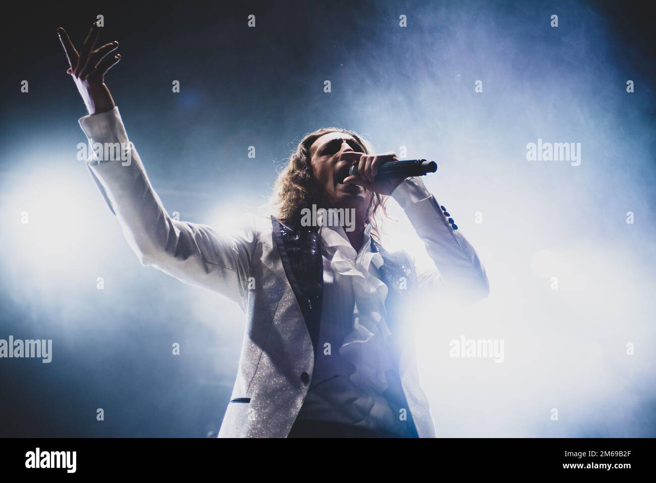 TEATRO CONCORDIA, VENARIA, ITALIE : Damiano David, chanteur du groupe de rock italien Maneskin, interprète en direct sur scène pour la visite « il ballo della vita » Banque D'Images