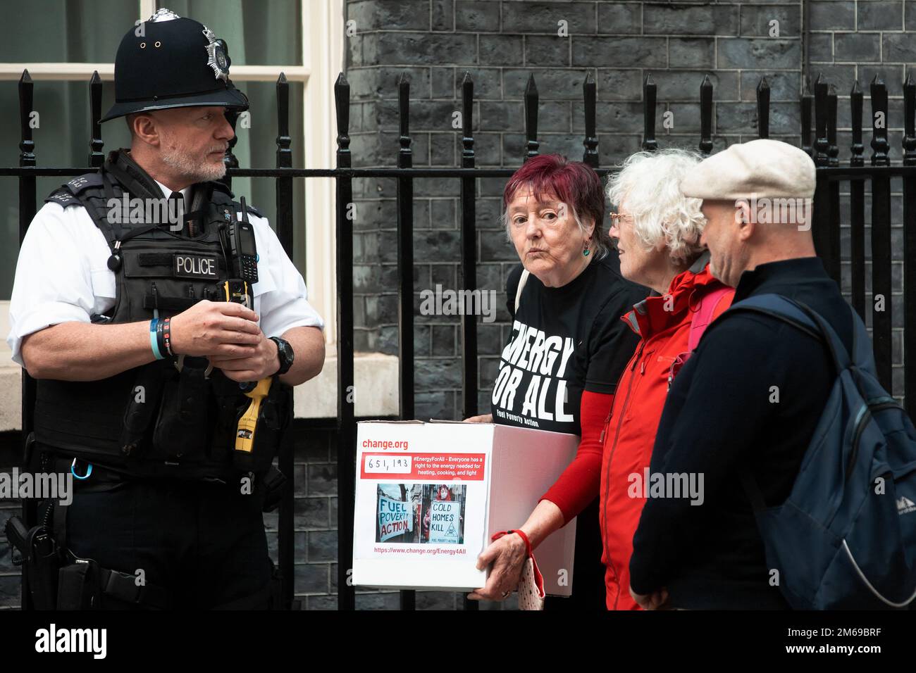 Londres, Royaume-Uni. 19th octobre 2022. Les militants de Fuel Poverty action arrivent à présenter une pétition énergie pour tous au 10 Downing Street. La pétition énergie pour tous, demande d'une allocation énergétique pour répondre aux besoins de base en chauffage, en cuisine et en éclairage, a été signée par plus de 600 000 personnes et fait partie intégrante d'une motion présentée par Clive Lewis, député, qui propose une commission d'équité énergétique. Crédit : Mark Kerrison/Alamy Live News Banque D'Images