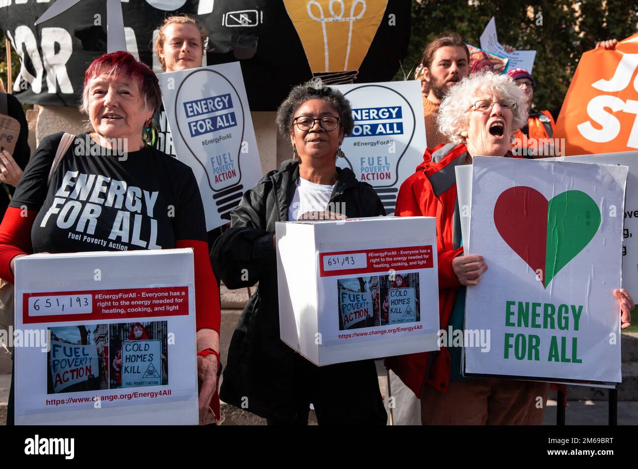 Londres, Royaume-Uni. 19th octobre 2022. Les militants de Fuel Poverty action tiennent un rassemblement de l'énergie pour tous en dehors du Parlement. L'énergie pour tous, une demande d'allocation énergétique pour répondre aux besoins de base en chauffage, cuisine et éclairage, présentée par Fuel Poverty action, A reçu l'appui d'une pétition signée par plus de 600 000 personnes présentées aujourd'hui à Downing Street et fait partie intégrante d'une motion présentée par Clive Lewis, député, qui propose une commission d'équité énergétique. Crédit : Mark Kerrison/Alamy Live News Banque D'Images