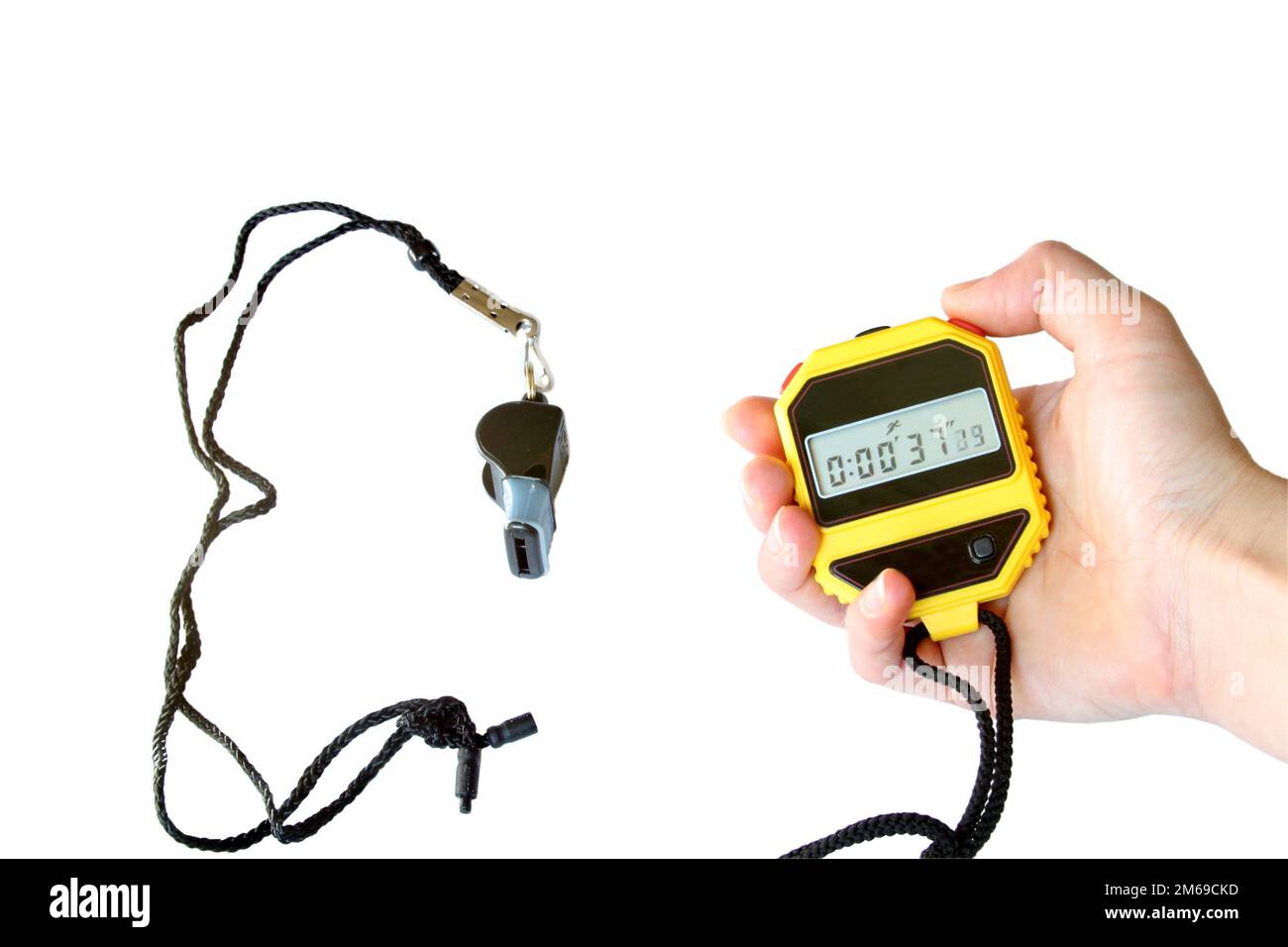 Chronomètre dans la main et sifflet sportif. Isolé sur blanc Banque D'Images