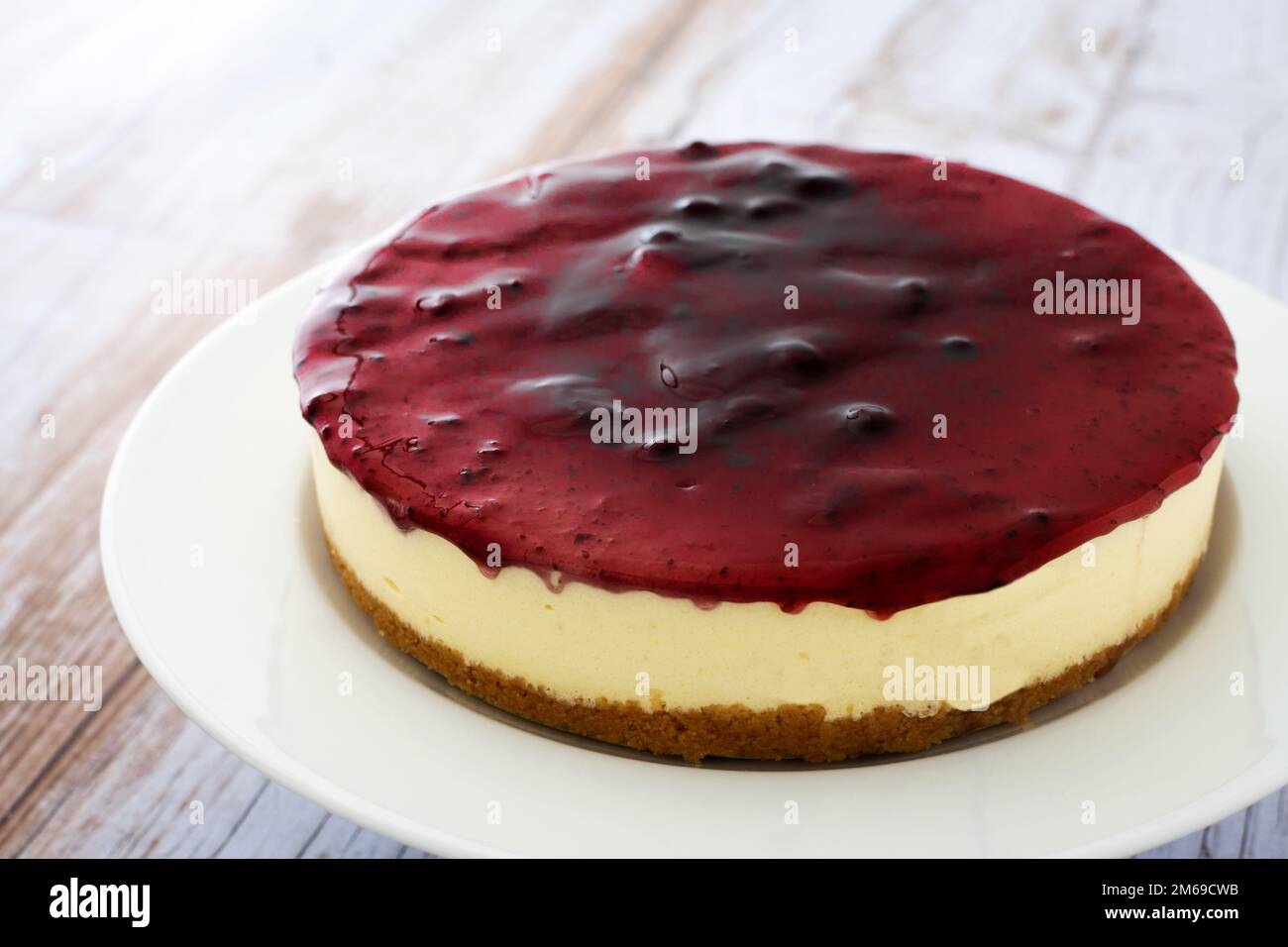 Cheesecake sucré sur une table en bois Banque D'Images