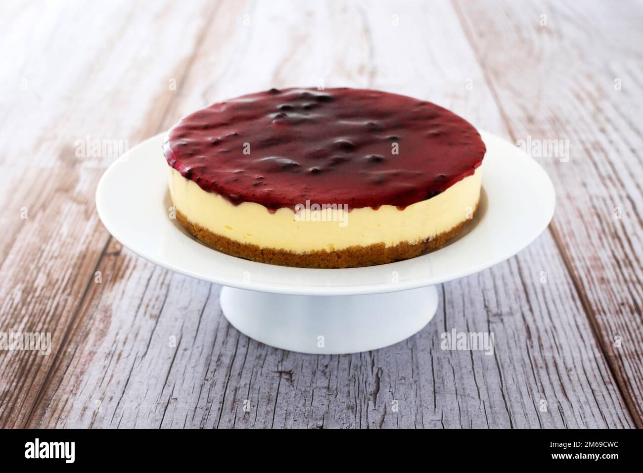 Cheesecake sucré sur une table en bois Banque D'Images