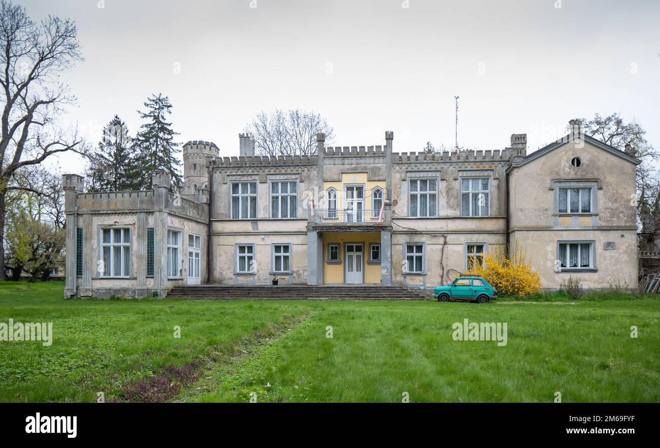 Le palais néo-gothique du village d'Arcugowo, manoir de 1815 fondé par Michał Roznowski. Pologne Banque D'Images