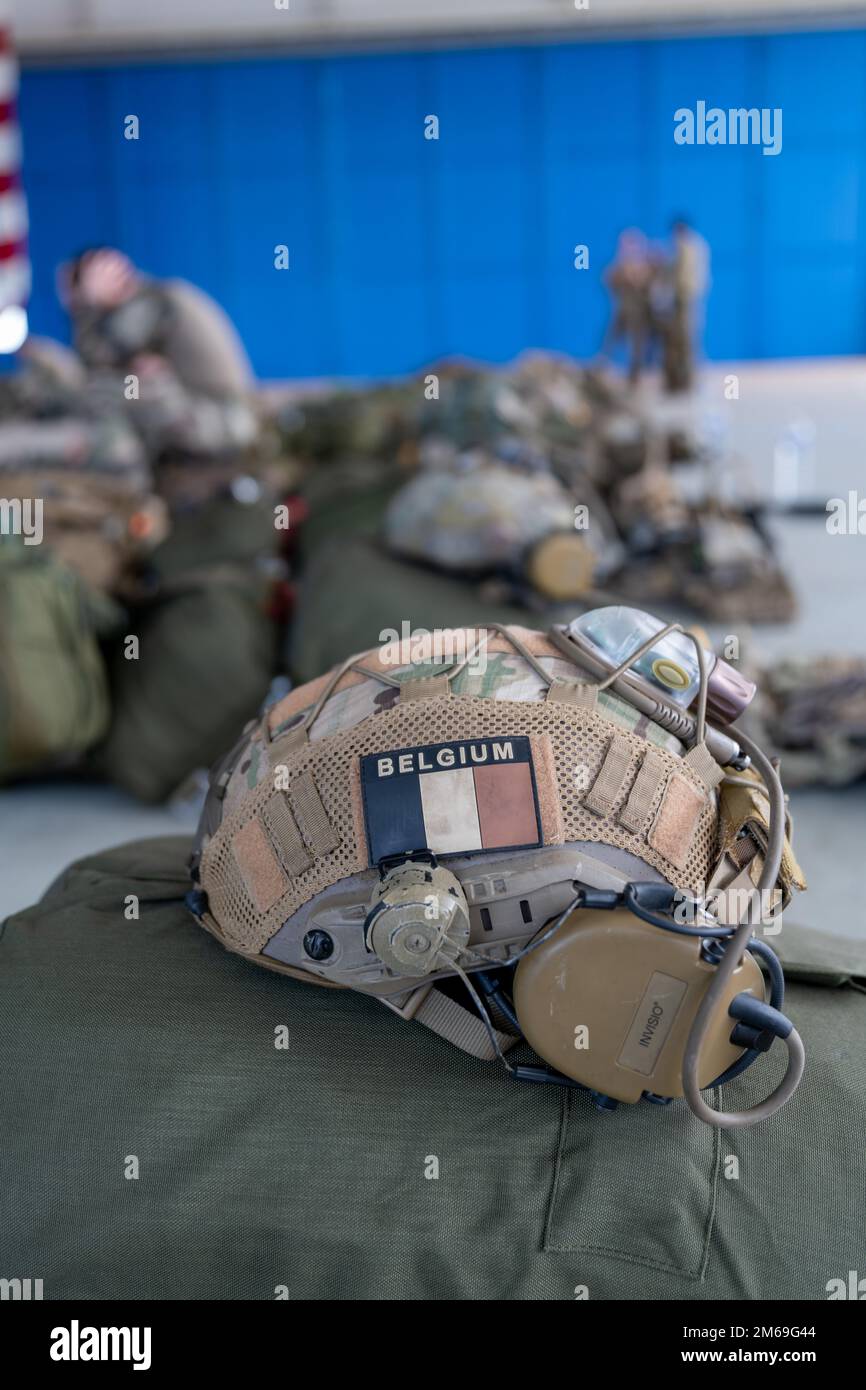 Un casque tactique repose sur un sac tandis que les parachutistes belges affectés au bataillon du Commando 2nd, Régiment des opérations spéciales, complétés par les parachutistes français du Régiment des parachutistes d'infanterie marine 8th, Brigade de parachutistes 11th, se préparent à un saut lors de l'opération Nemesis, sur la base aérienne de Chièvres, Belgique, 20 avril 2022. Opérations Nemesis était un exercice conjoint de plusieurs jours entre les forces belges et françaises, qui se sont déployées à partir de la base aérienne de Chièvres pour exécuter des missions dans plusieurs endroits du pays. Banque D'Images