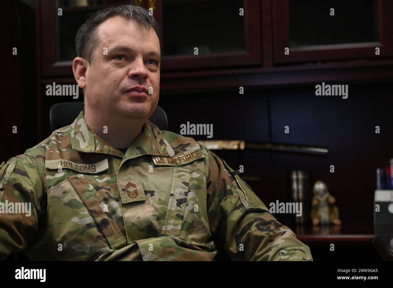 Le CMSgt Jeremey Holcomb, de l'aile Fighter 33d, se trouve dans son bureau 20 avril 2022, à l'AFB d'Eglin, en Floride. Holcomb sert son pays depuis 25 ans. Banque D'Images