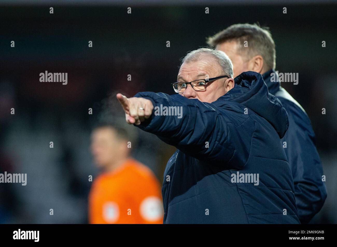Steve Evans, alors que le Manager et le premier entraîneur d'équipe au Stevenage FC en ligne pendant le match au stade Lamex. Banque D'Images