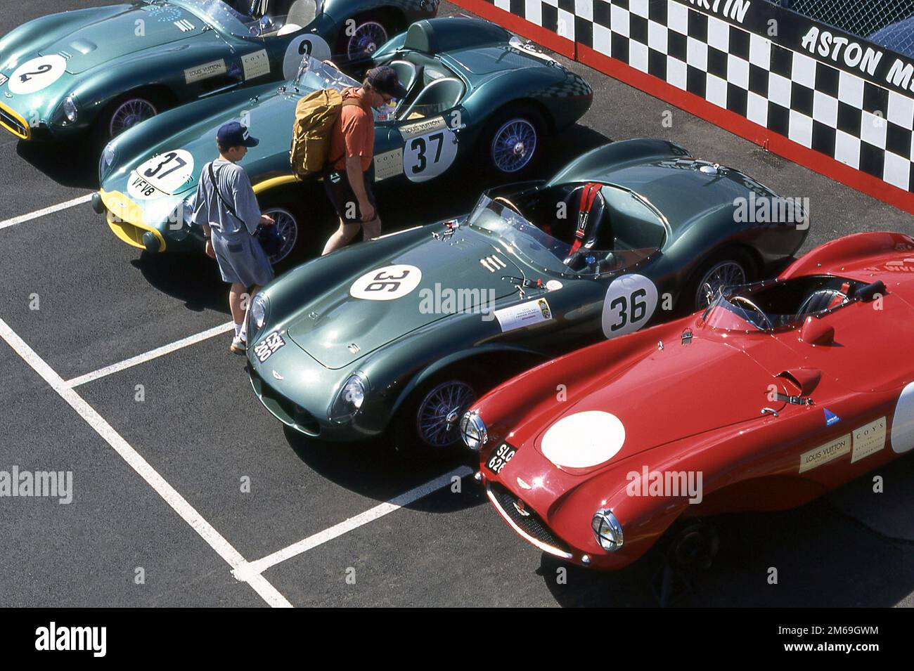 Un groupe de voitures de course Aston Martin des années 50 lors des courses de voitures classiques du Festival historique de Coys à Silverstone le 1995 juillet Banque D'Images