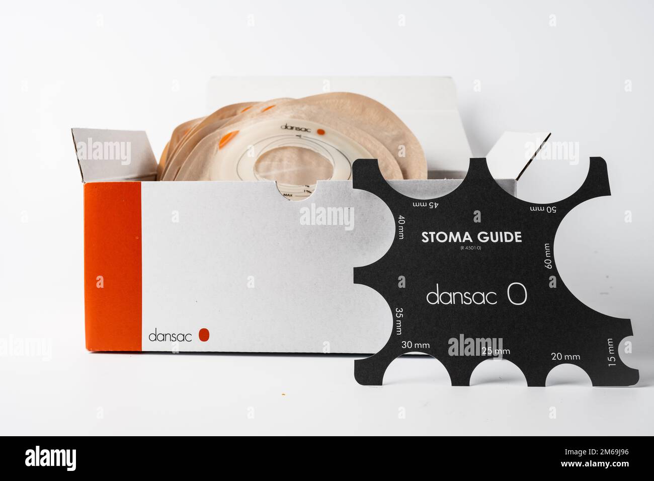 Cardiff Mid glamorgan Wales UK 3 janvier 2023 boîte de sacs de colostomie et guide de dimensionnement Banque D'Images