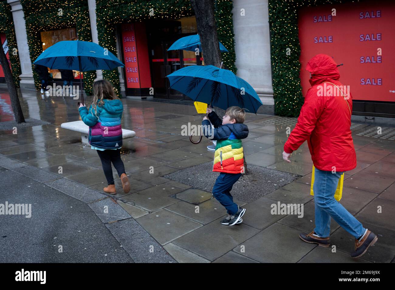 Le premier jour de retour au travail après les vacances de Noël et du nouvel an, les clients marchent devant l'extérieur de Selfridges sur Oxford Street, le 3rd janvier 2023, à Londres, en Angleterre. Banque D'Images