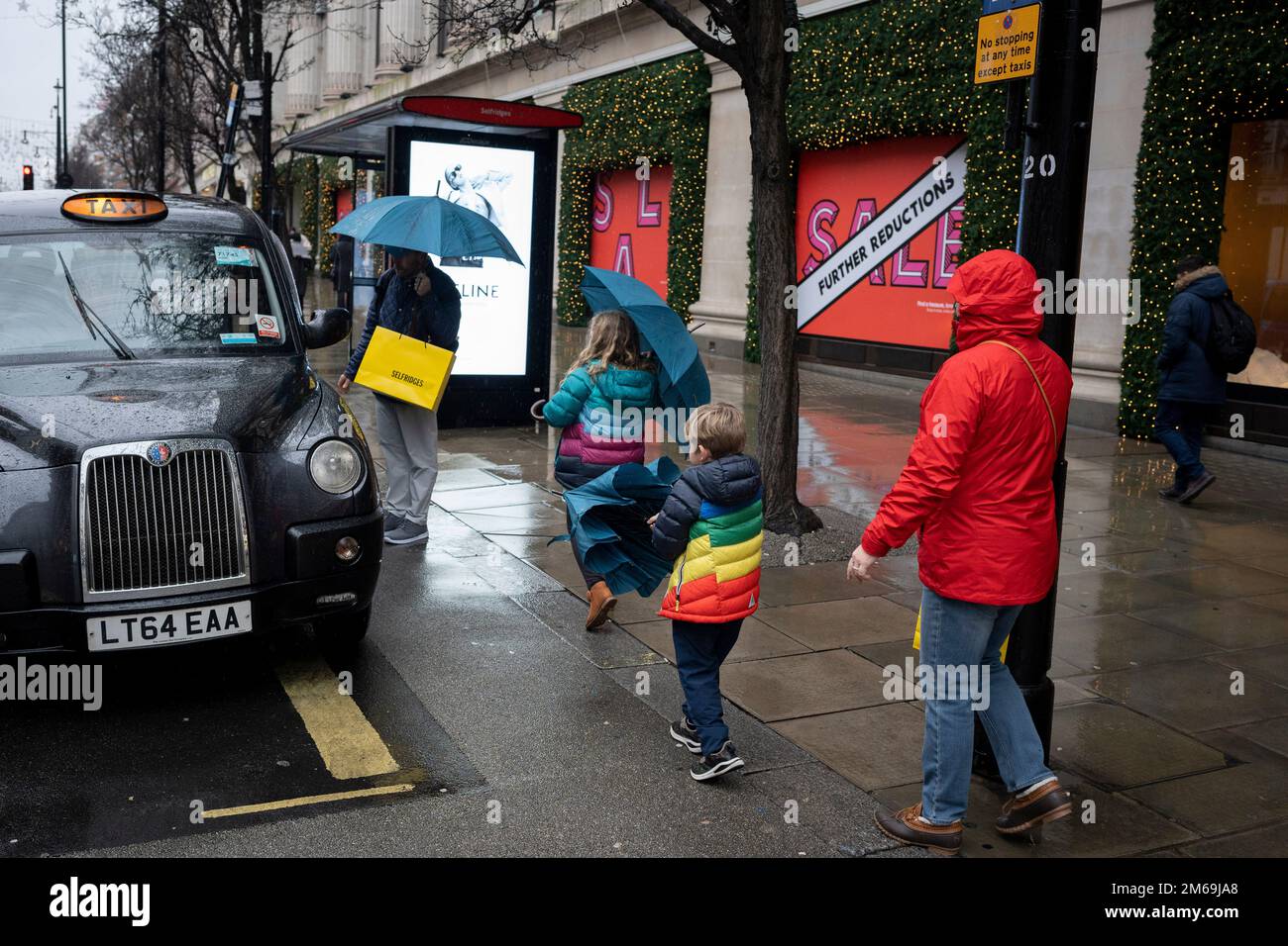 Le premier jour de retour au travail après les vacances de Noël et du nouvel an, les clients doivent prendre un taxi noir devant Selfridges, sur Oxford Street, le 3rd janvier 2023, à Londres, en Angleterre. Banque D'Images