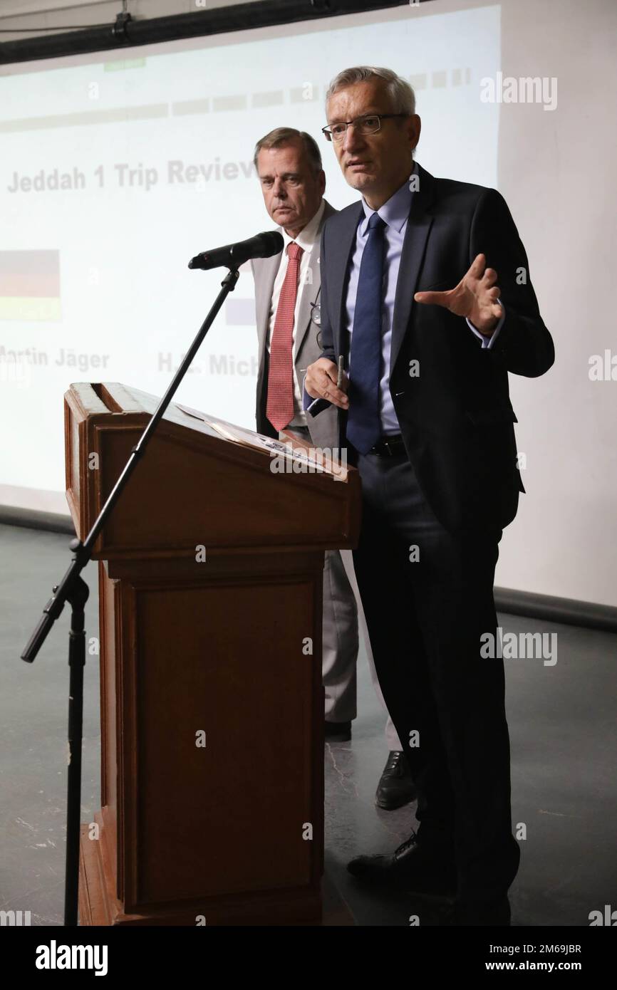 Michel Rentenaar, ambassadeur des pays-Bas en Irak, et Martin Jäger, ambassadeur de l’Allemagne en Irak, s’expriment lors de la conférence de la journée des ambassadeurs à la base opérationnelle avancée Union III à Bagdad, en Irak, au 21 avril 2022. Au cours de l'événement organisé par le CJTF-OIR, des représentants de plus de 25 pays de la Coalition ont discuté de la mission du CJTF-OIR et des grands efforts déployés pour relever les défis durables en matière de sécurité et de stabilité régionales. Banque D'Images