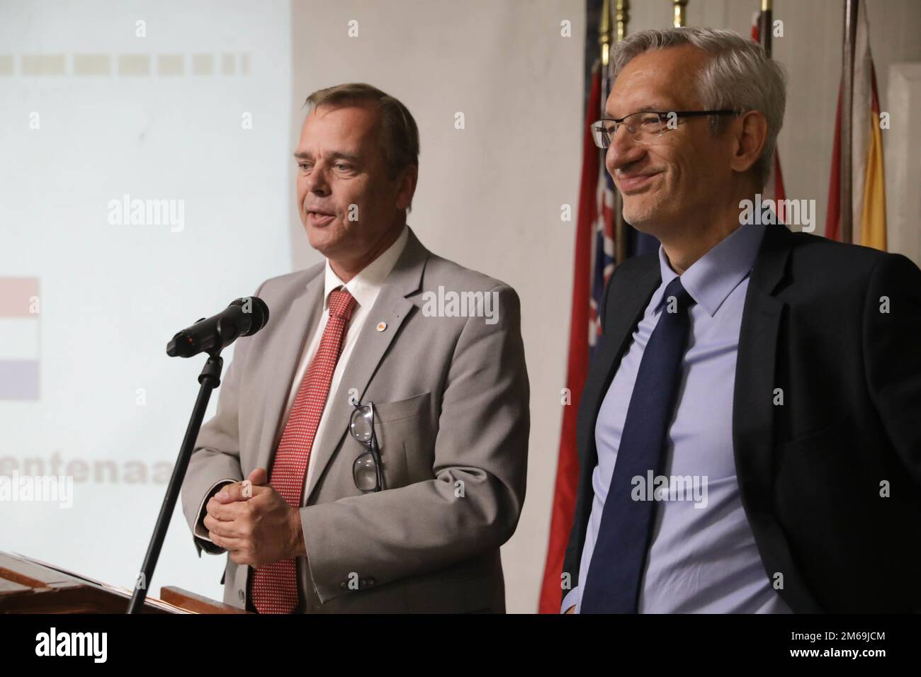 Michel Rentenaar, ambassadeur des pays-Bas en Irak, et Martin Jäger, ambassadeur de l’Allemagne en Irak, s’adonnent à la conférence de la Journée des ambassadeurs à la base opérationnelle avancée Union III à Bagdad, en Irak, au 21 avril 2022. Les ambassadeurs et les participants de la Coalition mondiale prennent des notes lors de l'événement de la Journée des ambassadeurs à la base opérationnelle avancée de l'Union III à Bagdad, en Irak, au 21 avril 2022. Au cours de l'événement organisé par le CJTF-OIR, des représentants de plus de 25 pays de la Coalition ont discuté de la mission du CJTF-OIR et des grands efforts déployés pour relever les défis durables en matière de sécurité et de stabilité régionales. Banque D'Images
