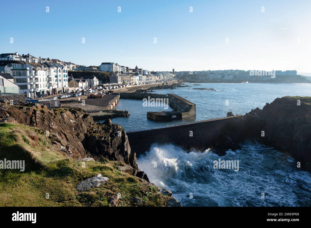 Portstewart, Royaume-Uni- 2 janvier 2023 : les vagues s'écrasant contre le sentier côtier du port de Portstewart en Irlande du Nord Banque D'Images