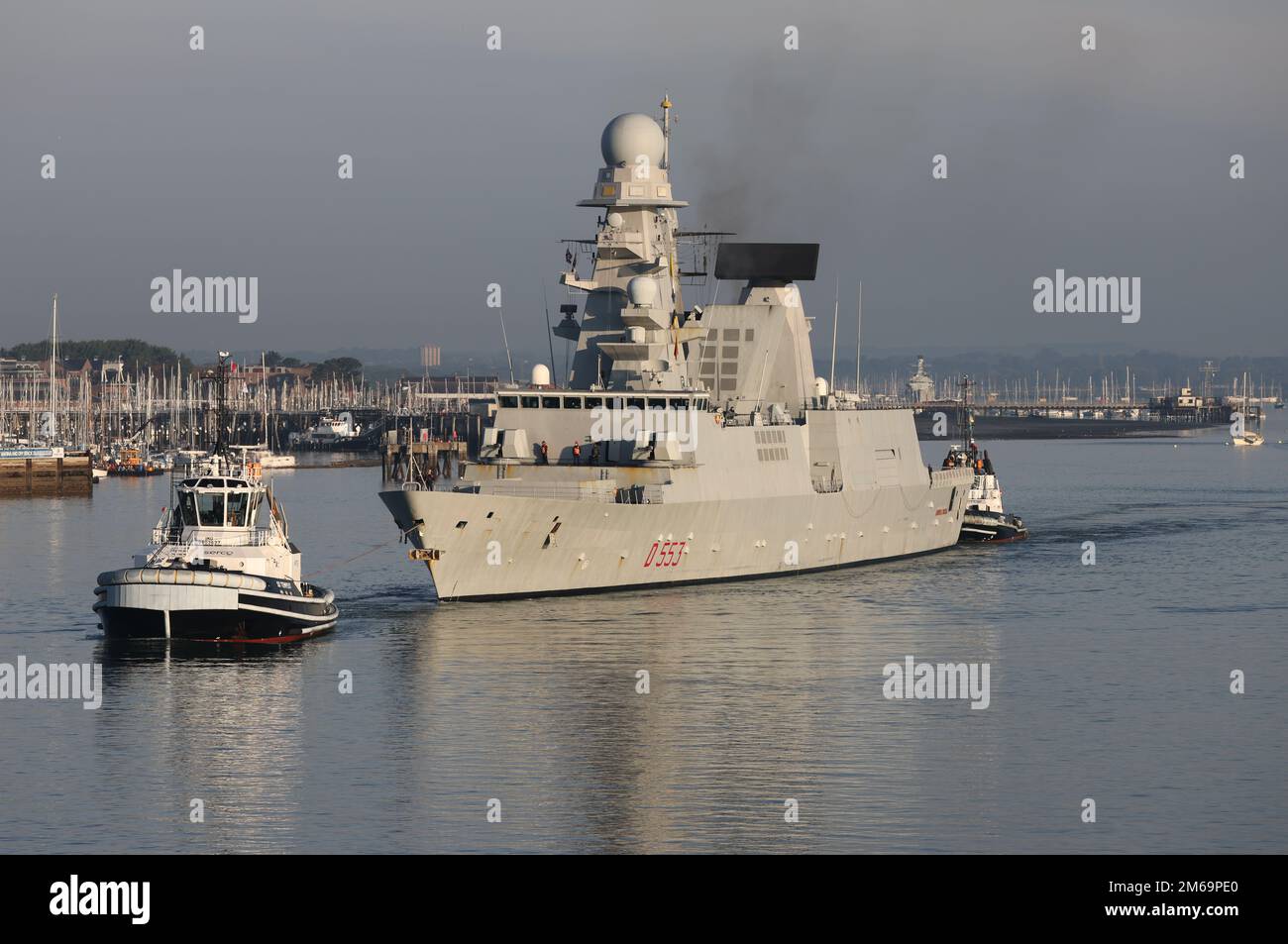 Le destroyer de la Marine italienne ANDREA DORIA (D553) part de la base navale Banque D'Images