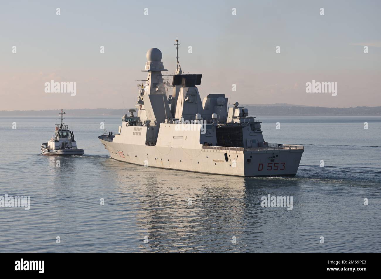 Le destroyer de la Marine italienne ANDREA DORIA (D553) se dirige dans les eaux calmes du Solent Banque D'Images