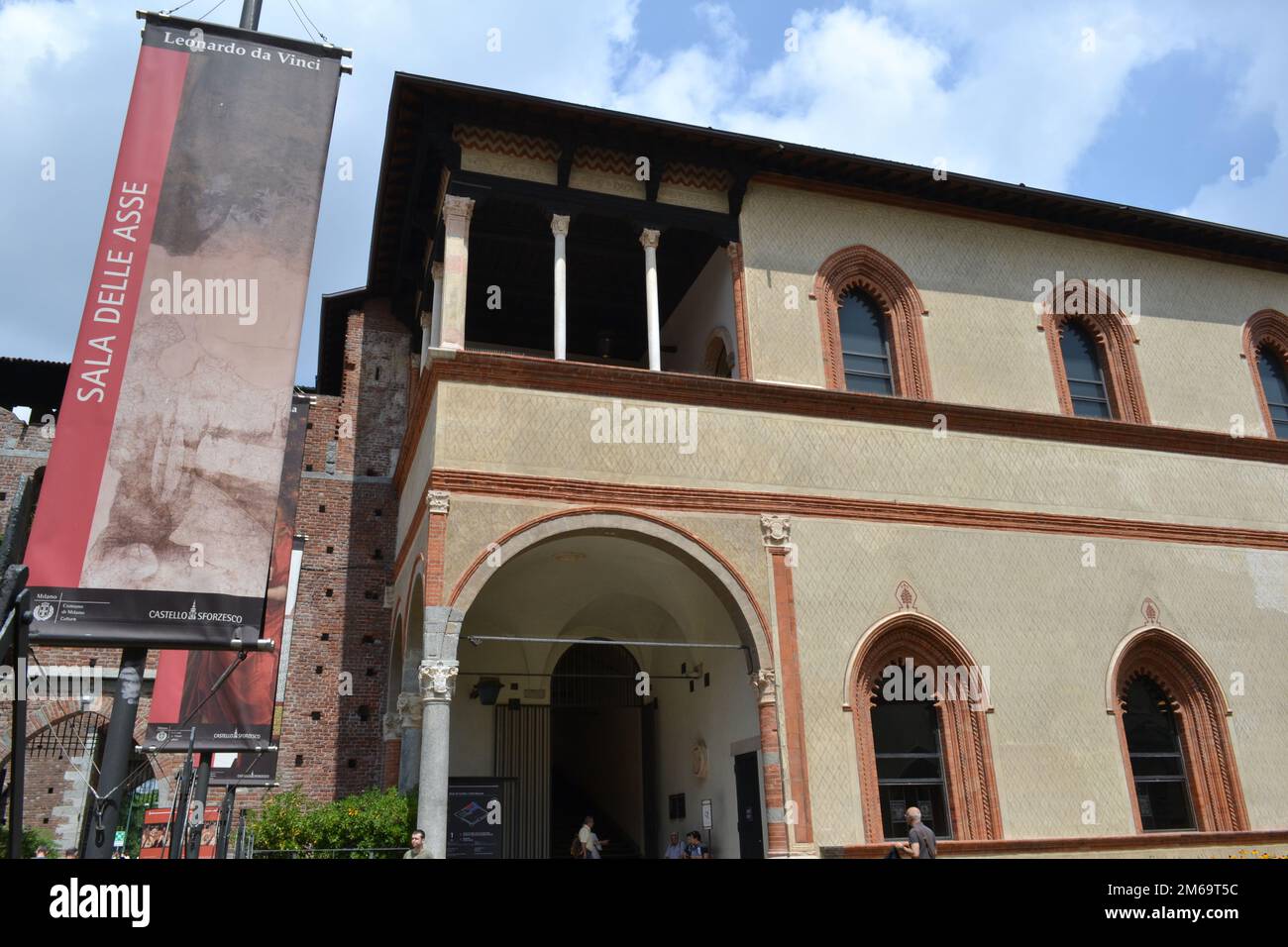 Entrée au musée des arts anciens du château de Sforza depuis la cour ducale appelée Cortile delle Armi du complexe du musée civique du château de Sforza. Banque D'Images