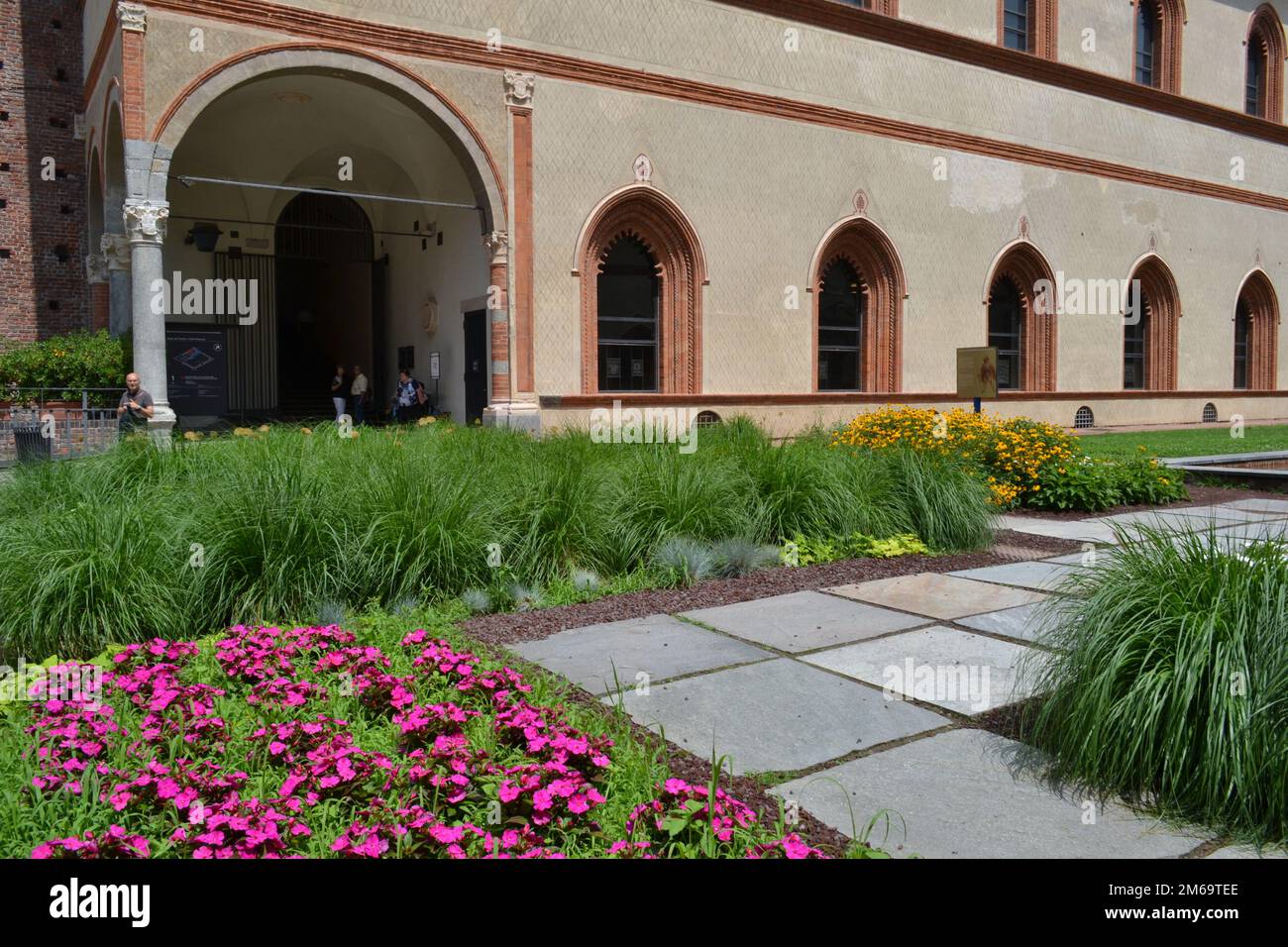 Entrée au musée des arts anciens du château de Sforza depuis la cour ducale appelée Cortile delle Armi du complexe du musée civique du château de Sforza. Banque D'Images