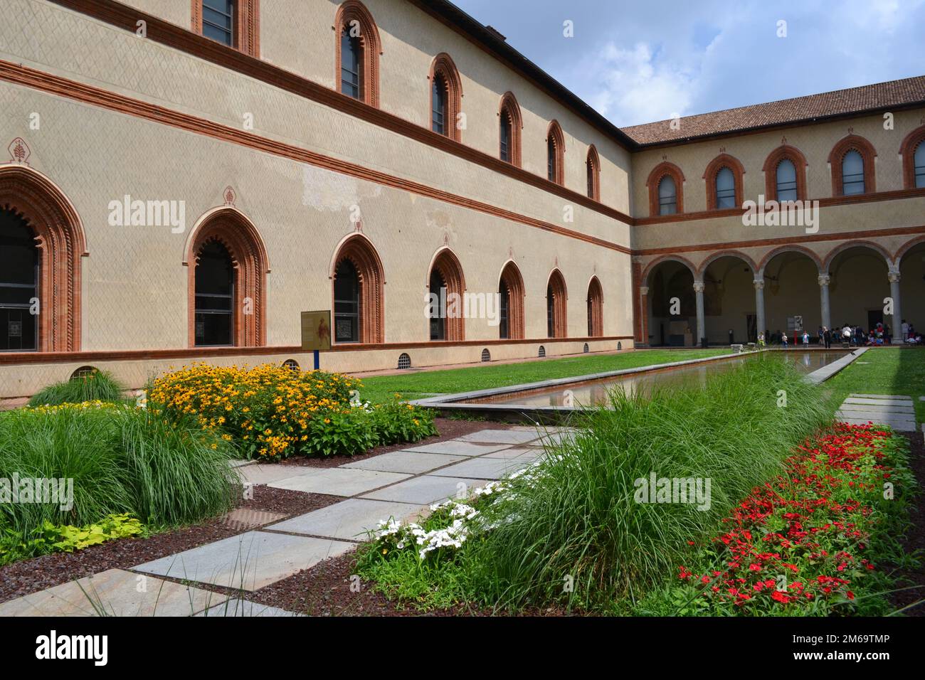 Vue panoramique sur le magnifique jardin de la cour ducale appelée Cortile delle Armi du complexe du musée civique du château de Sforza. Banque D'Images