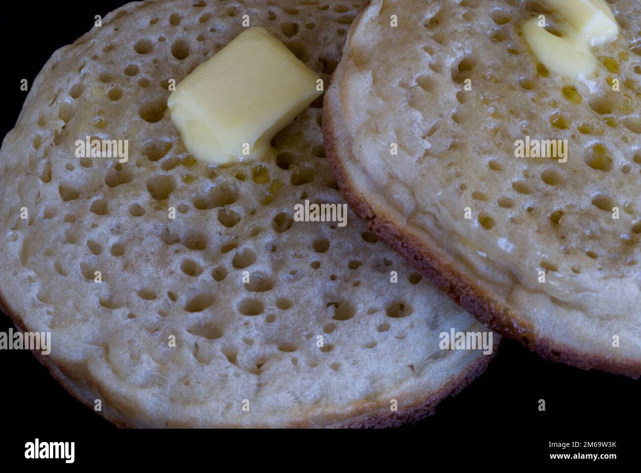 Les crumpets beurrés Banque D'Images