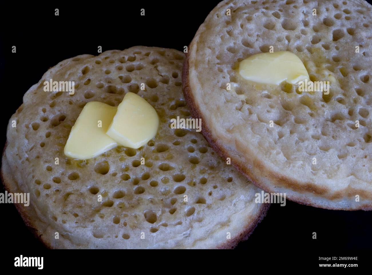 Les crumpets beurrés Banque D'Images